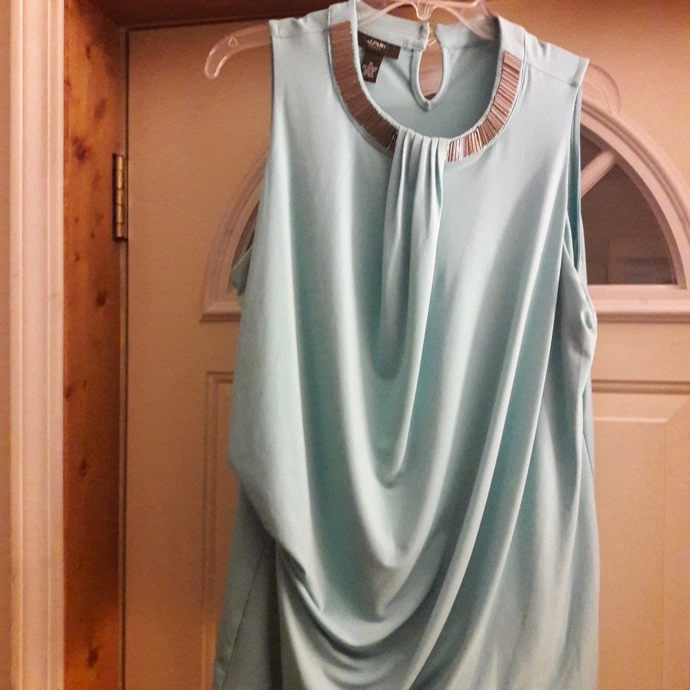 SLEEVELESS TOP